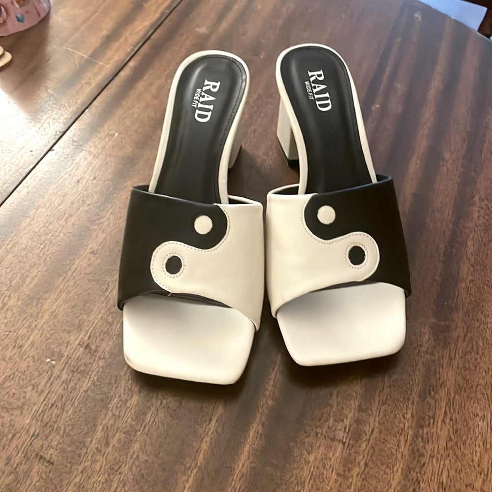 Raid Ying Yang shows (wide fit size 9)
